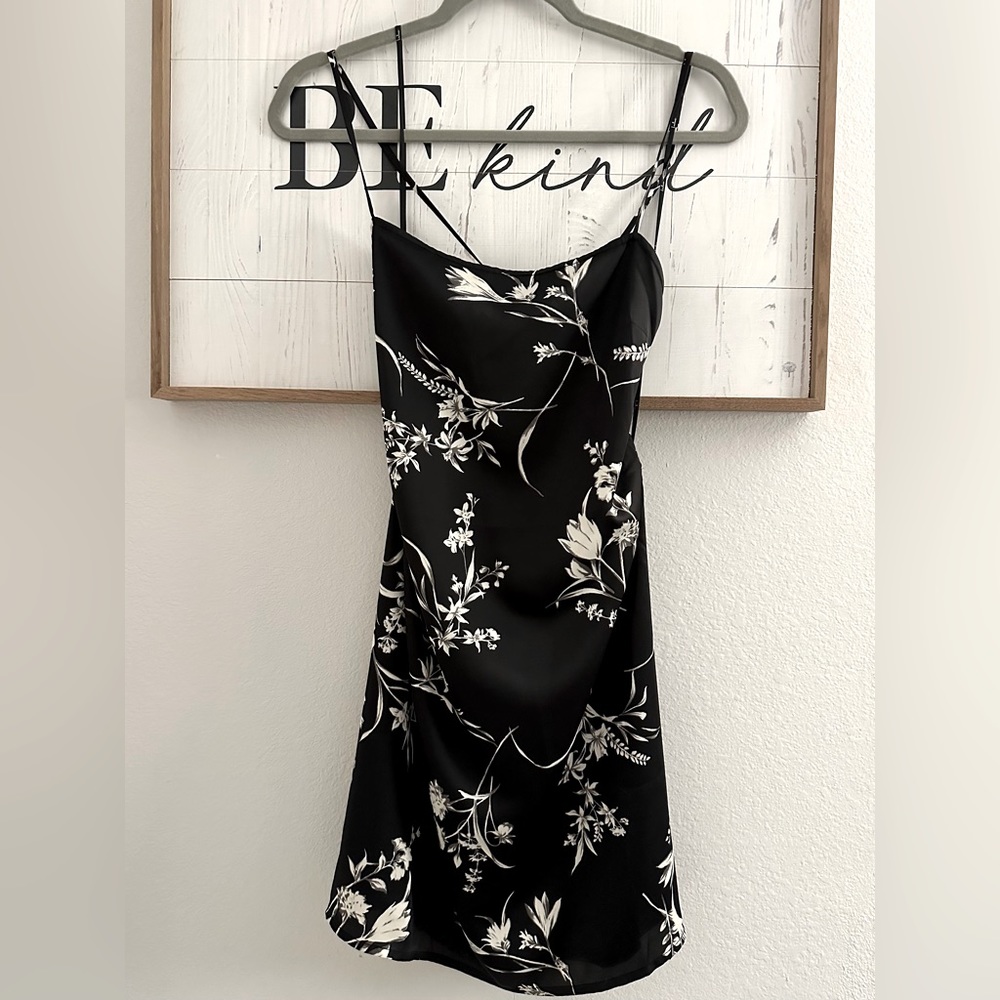 NWOT Lulus Romantic Black Satin Floral Dress Medium